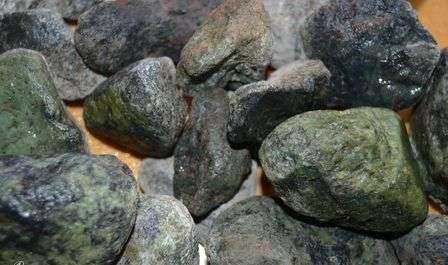 Sirpantenit - strieborný alebo zelený kameň