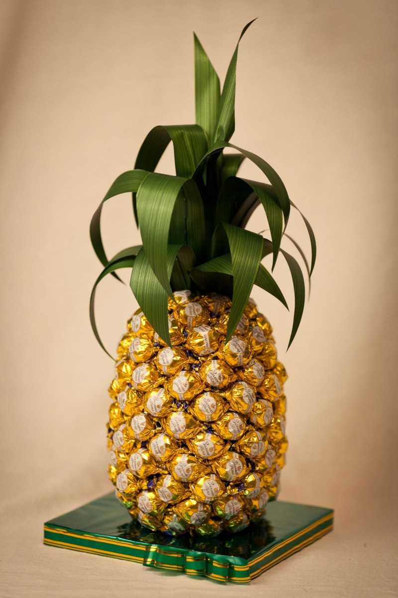 DIY ananas karkkeista ja samppanjasta: kuinka tehdä askel askeleelta pullosta - mestarikurssi aloittelijoille, valokuva, video
