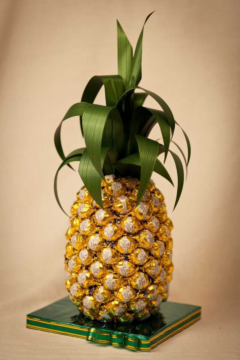 DIY ananas fra slik og champagne: hvordan man laver et trin for trin fra en flaske - en mesterklasse for begyndere, foto, video