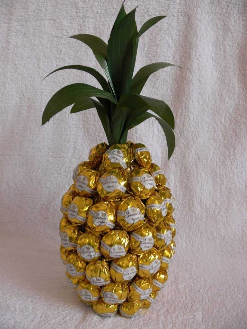 DIY ananas fra slik og champagne: hvordan man laver et trin for trin fra en flaske - en mesterklasse for begyndere, foto, video