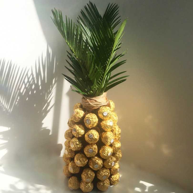 DIY ananas karkkeista ja samppanjasta: kuinka tehdä askel askeleelta pullosta - mestarikurssi aloittelijoille, valokuva, video