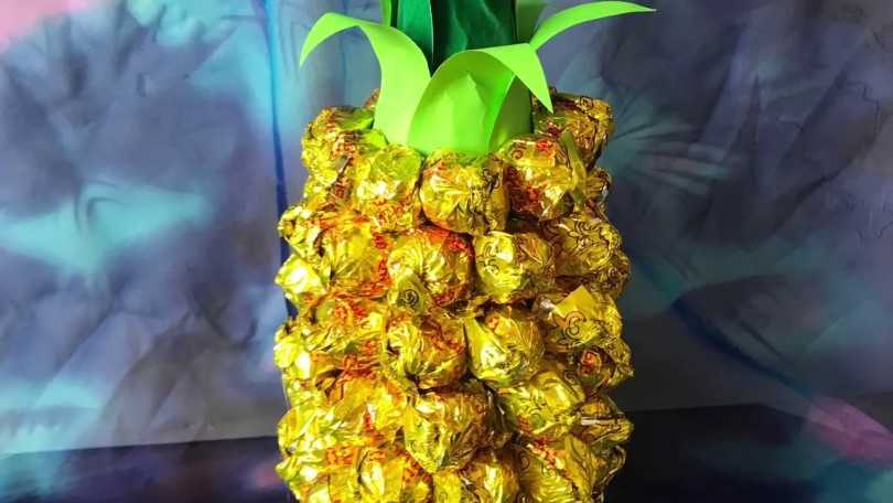 DIY ananas karkkeista ja samppanjasta: kuinka tehdä askel askeleelta pullosta - mestarikurssi aloittelijoille, valokuva, video