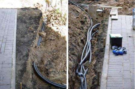 Οι προετοιμασμένοι πλαστικοί σωλήνες τοποθετούνται στον προ-ισοπεδωμένο πυθμένα της τάφρου. Πριν από την τοποθέτηση, συνιστάται να τα τοποθετήσετε σε όλο το μήκος της εξωτερικής επιφάνειας για ίσιωμα. Είναι σημαντικό να το κάνετε αυτό εάν η θερμοκρασία έξω έχει φτάσει πάνω από 15 μοίρες. Οι πλαστικοί σωλήνες υπόκεινται σε χαμηλές θερμοκρασίες, οι οποίες με τη σειρά τους οδηγούν στο γεγονός ότι γίνονται σκληροί και δύσκολοι στην εργασία.