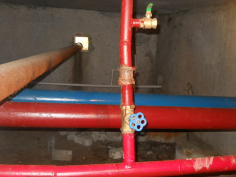 Der er to varmtvandsforsyningsledninger i kælderen