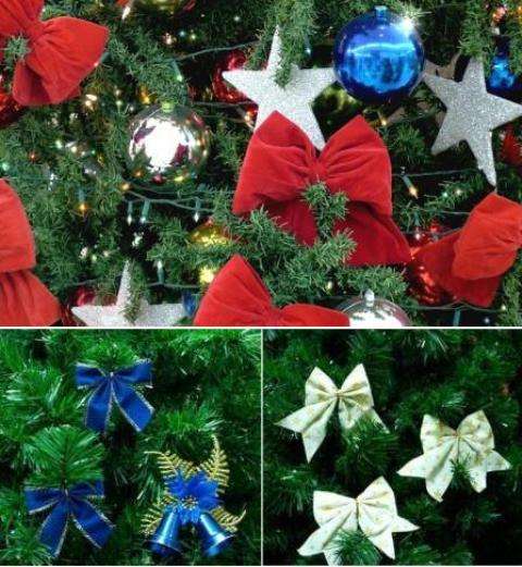 Φωτογραφία της διακόσμησης ενός χριστουγεννιάτικου δέντρου με τόξα