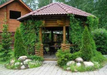 Et havepavillon bør kombineres i stil med et landsted, men du kan forsigtigt maskere det med planter