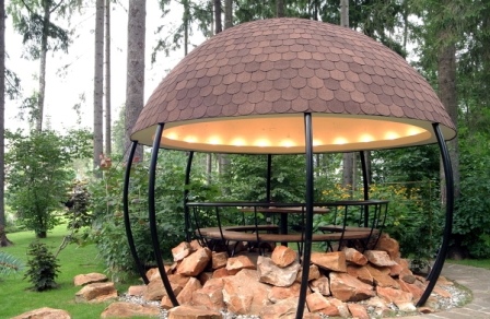 Garden Rotunda on pyöreä rakenne, jossa on kupoli, jonka kehää pitkin on pylväitä