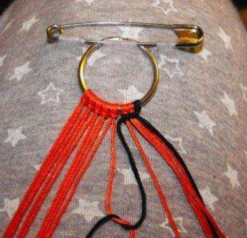 Et armbånd lavet af tråde, en trin-for-trin beskrivelse af vævning: