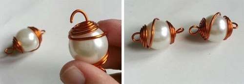 Du kan forbinde armbåndet med ringe, der er købt i en butik med tilbehør eller er lavet af wire. Et tættere armbånd viser sig, hvis du forbinder det med de løkker, der er på perlerne. For at gøre dette skal du bøje en sløjfe lidt ud.