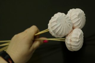 Najprv na tyčinky napichneme najväčšie prvky kompozície, v našom prípade - marshmallow Najprv na tyčinky napichneme najväčšie prvky kompozície, v našom prípade - marshmallow