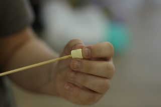 Do najväčšieho marshmallow vložte špajdle Do najväčšieho marshmallow vložte špajdle
