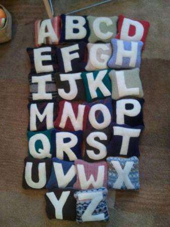 Puder med bogstaver i stof