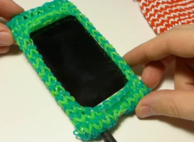 Πώς να φτιάξετε μια θήκη τηλεφώνου από λαστιχάκια σε ένα μηχάνημα