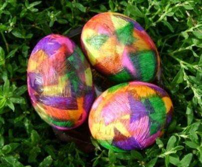 Mahdollisuus koristella munia värillisellä paperilla