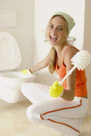 كيفية تنظيف المرحاض بالعلاجات المنزلية