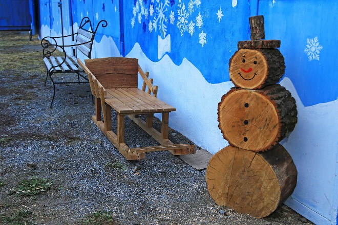 Snehuliak vyrobený z dreva