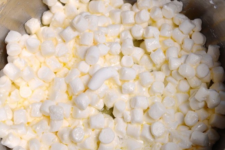 Vo veľkej panvici rozpustíme maslo a pridáme marshmallow