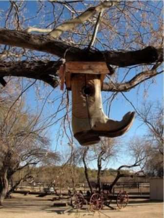Vanhat kengät ovat toinen tapa luoda kodikkaita lintupaikkoja.