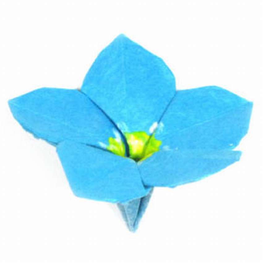kvetinová nezábudka vyrobená z papiera