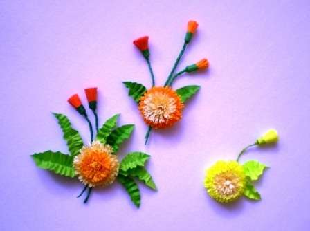 urobte niekoľko polotovarov kvetov a pukov a potom z nich zostavte originálnu kompozíciu. Púpavy je možné prilepiť na kartón alebo iný hustý podklad.