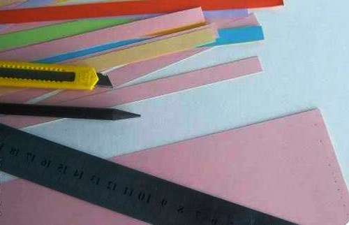 Na výrobu strapcových kvetov technikou quilling budete potrebovať viacfarebné pásy papiera široké 5 a 10 mm.