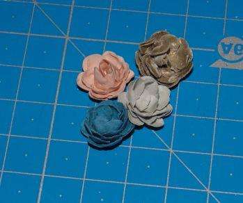 DIY papierové kvety. Foto krok za krokom, pľúca Jednoduchá majstrovská trieda s fotografiou: ruža a papierový tulipán vlastnými rukami