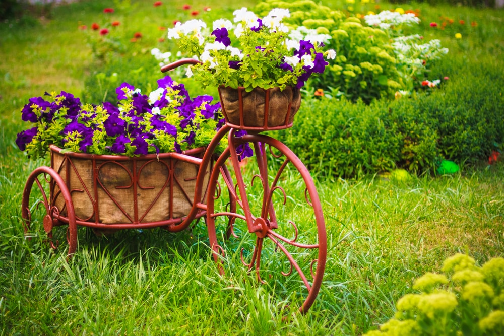 Smuk forårskomposition af friske blomster og metal