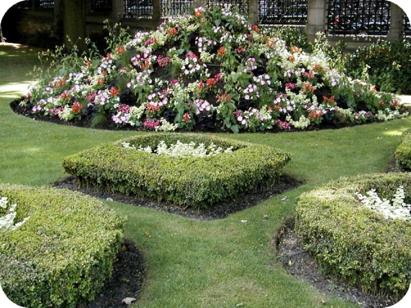 Blomsterhaver i landet: typer, hvordan man gør det selv, plantningsordninger med navne