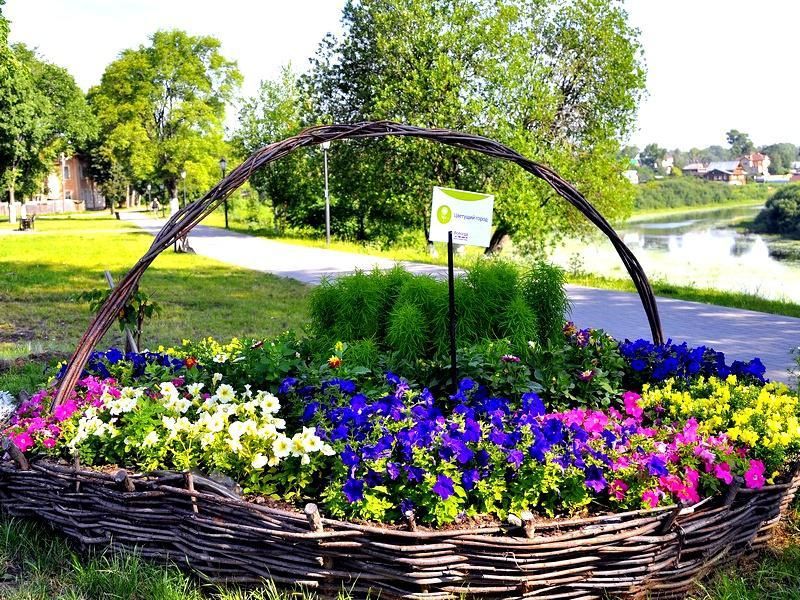 Sådan laver du et blomsterbed med dine egne hænder