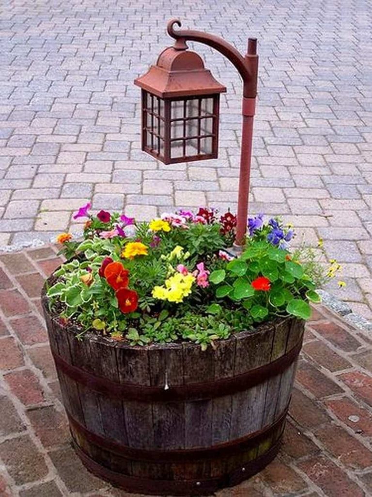 Det oplyste blomsterbed vil glæde dig selv om natten.