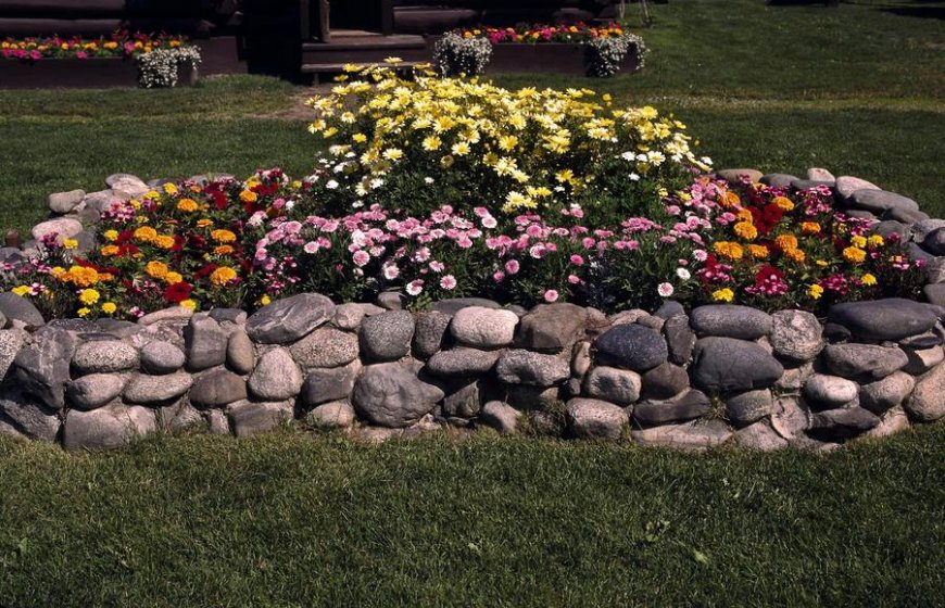 Sådan laver du et blomsterbed med dine egne hænder