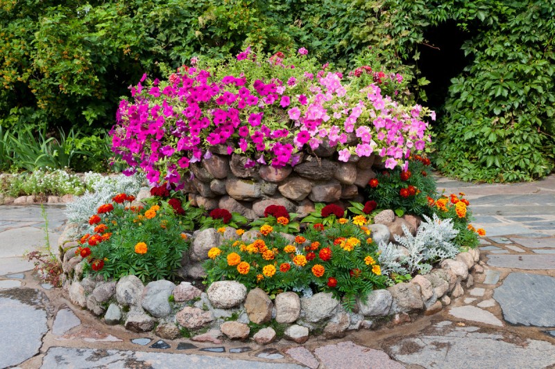 Sådan laver du et blomsterbed med dine egne hænder