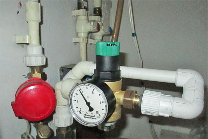 ضغط الماء في نظام إمداد المياه: في شقة ، في منزل