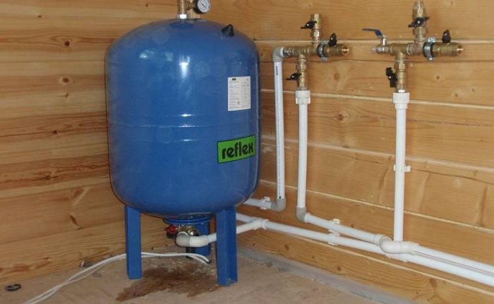 Ako vytvoriť tlak vody v súkromnom dome: spôsoby, ako sa s týmto problémom vysporiadať