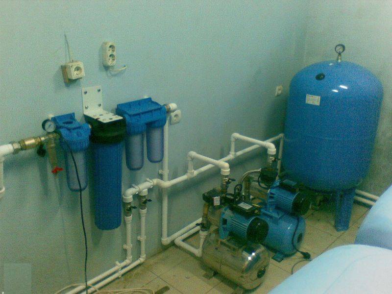 Πίεση νερού στο σύστημα παροχής νερού: τι πρέπει να είναι και πώς να αυξηθεί εάν είναι απαραίτητο; διαμέρισμα και εξοχικό σπίτι; άλλα