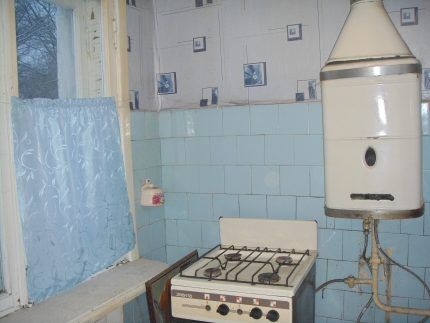 Θερμοσίφωνας αερίου στην κουζίνα Ένας παλιός θερμοσίφωνας αερίου μπορεί να μην λειτουργεί