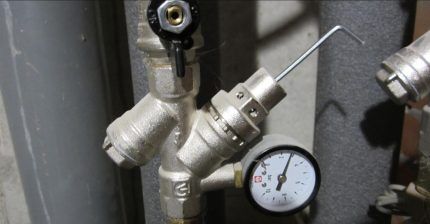 Reduktor tlaku vody s manometrom