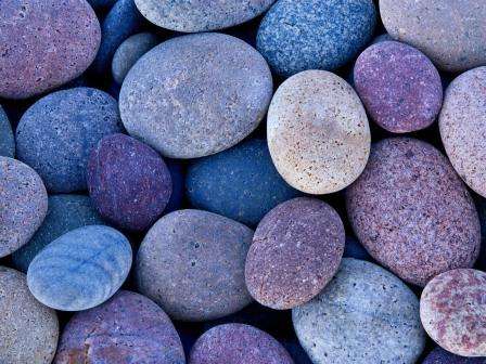Τηρώντας όλες αυτές τις συνθήκες, σας συμβουλεύουμε να επιλέξετε μικρές πέτρες, παρόμοιες με τα βότσαλα της θάλασσας και μεγάλες πέτρες του αντίστοιχου τύπου.