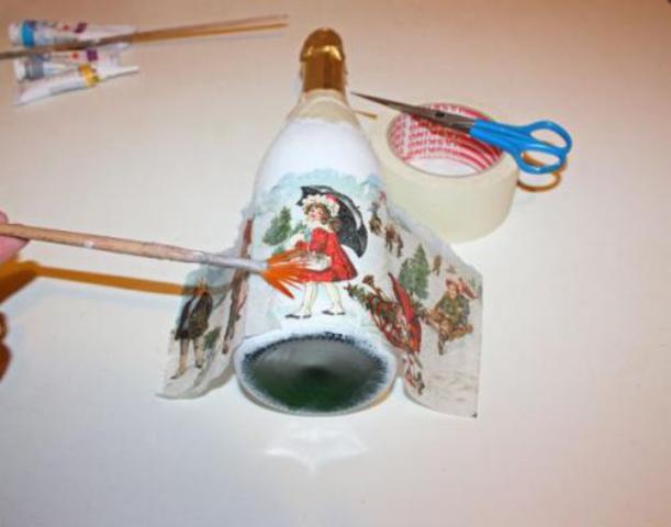 na farbu naneste obrúsok. Decoupage z fľaše šampanského