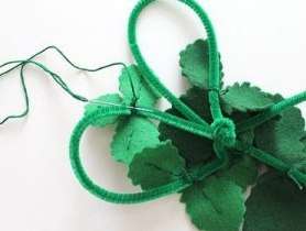 Κόψτε πράσινα φύλλα από πράσινη τσόχα με σγουρά ψαλίδια, ράψτε τα στο σύρμα