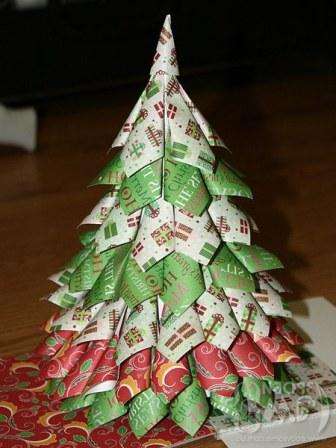 DIY vianočný stromček zo stránok časopisov