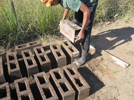 Vi stoler på det faktum, at cementblokbeton fremstilles efter princippet om en grundblanding, afhængigt af tilgængeligheden af ​​værktøjer og mængder, kan det blandes enten manuelt eller i en betonblander