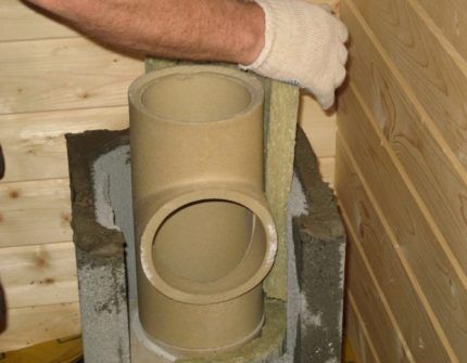 Hvordan er installationen og installationen af en keramisk skorsten T-stykke med revision