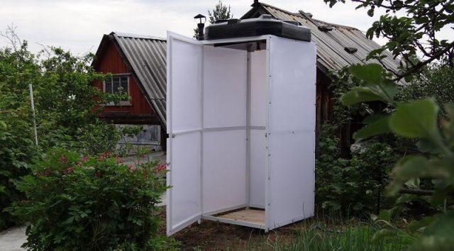 DIY -brusebad på landet (haven) lavet af polycarbonat