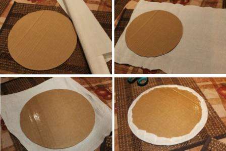 Leikkaa paksusta pahvista ympyrä, jonka halkaisija on 24–25 cm ja joka toimii joulukuusen telineenä. Ota sen jälkeen aaltopaperi ja leikkaa pala, jotta voit koristella ympyrän molemmin puolin. Liimaa se liimapistoolilla pahviin