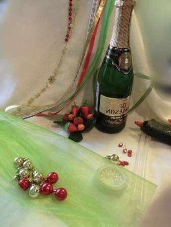 Voit yrittää tehdä toisen joulukuusen samppanjapullosta, josta tulee juhlapöydän alkuperäinen koriste. Neulojen valmistuksessa käytetään organzaa, helmiä ja nauhoja.