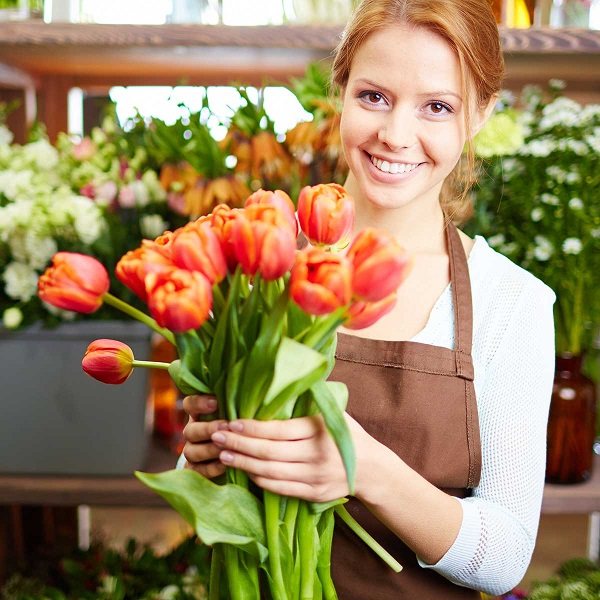 pige med blomster