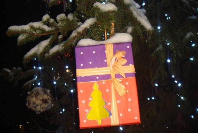 Juletræslegetøj stort på et gadetræ