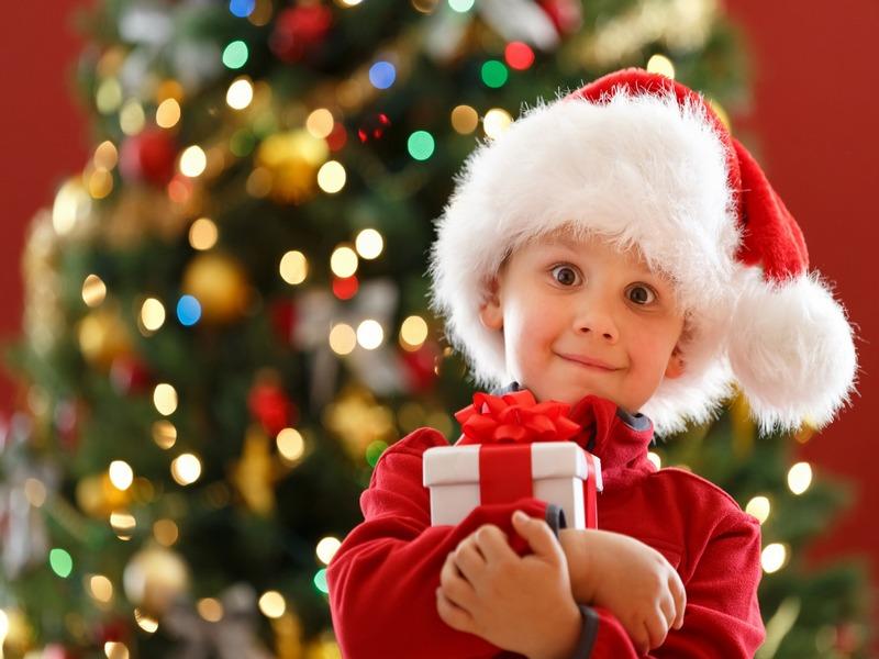 ما هي الهدية التي يجب تقديمها لطفل في العام الجديد