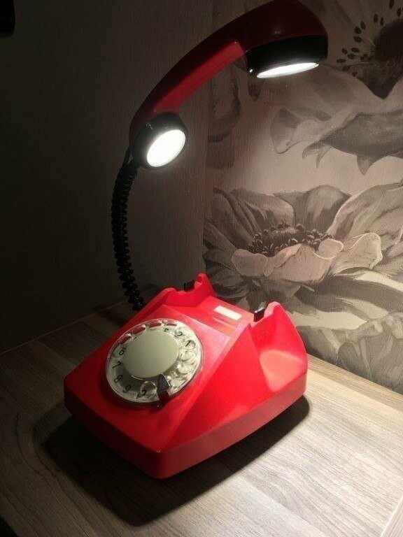 Her er en lampe fra en gammel telefon.